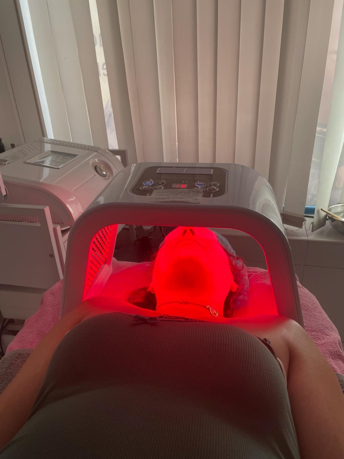 Una mujer está recibiendo un tratamiento facial en un salón de belleza.