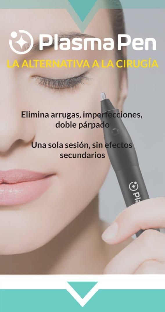 Una mujer sostiene un bolígrafo de plasma frente a su cara.