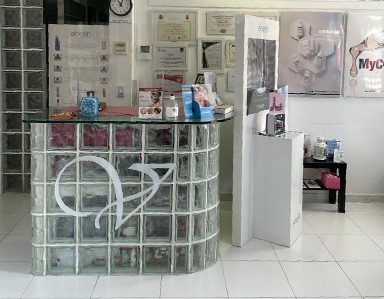 Una silla con una almohada en forma de corazón está frente a una mesa de masajes.