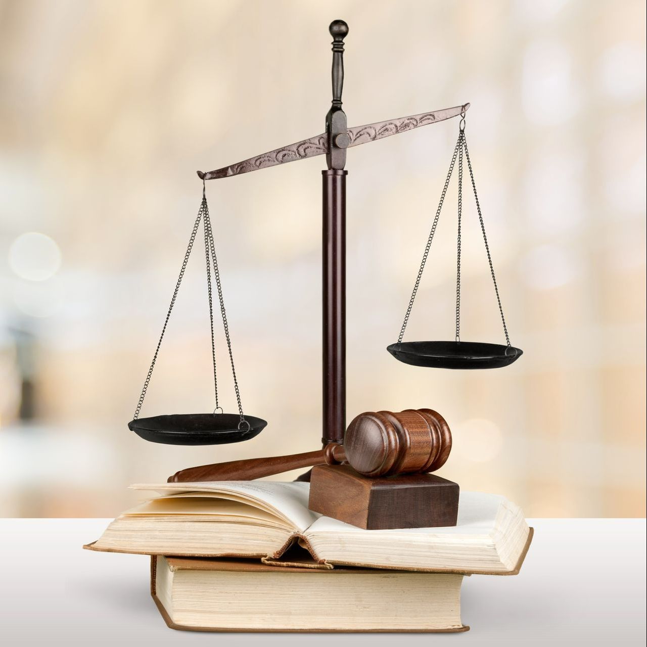 Une balance et un marteau