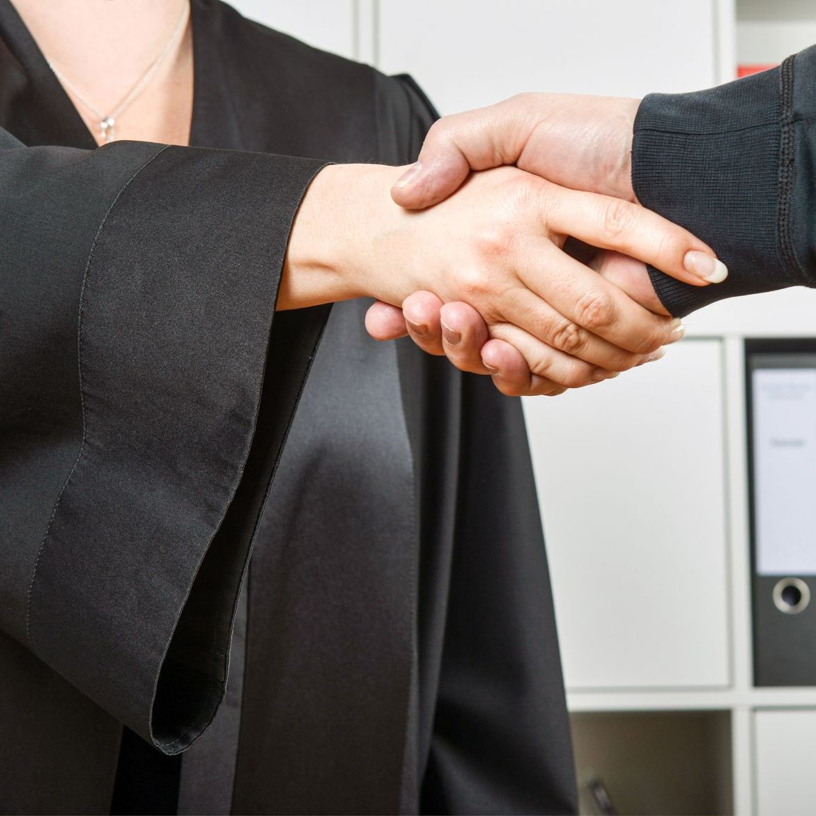 Un avocat et un client qui se sert la main