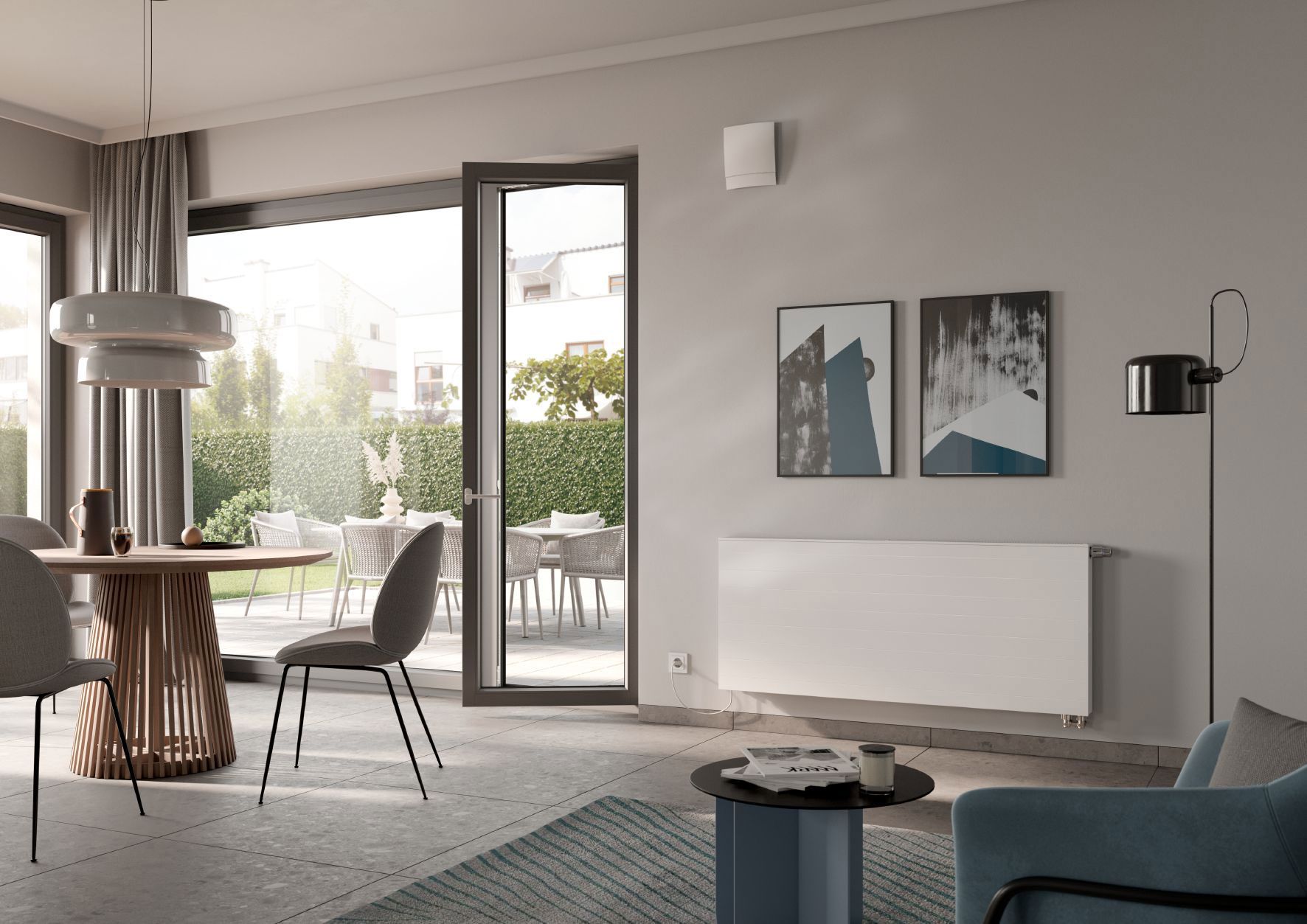 Modernes Wohnzimmer mit Heizung, Kunstwerken und einem Tisch in der Nähe einer Glasschiebetür.