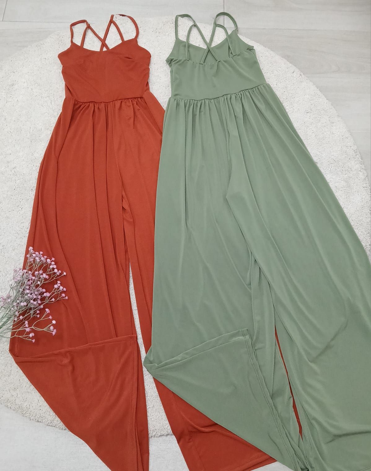 Dos vestidos están sentados uno al lado del otro sobre una alfombra blanca.