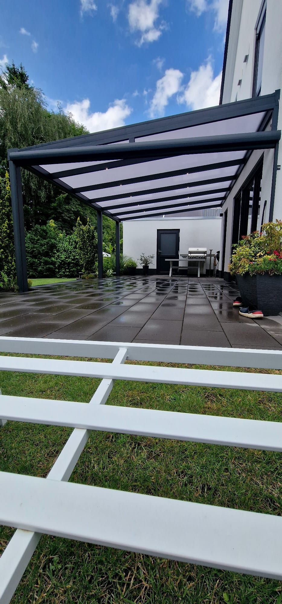 Pergola über einer Terrasse mit Grill