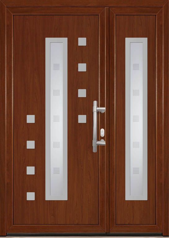 Eine Holztür mit einem Edelstahlgriff.