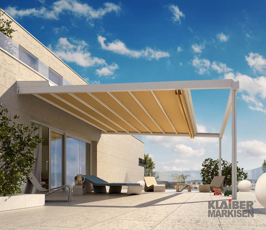 Eine Terrasse mit einer Pergola und einem Schild mit der Aufschrift „Klaber Markisen“