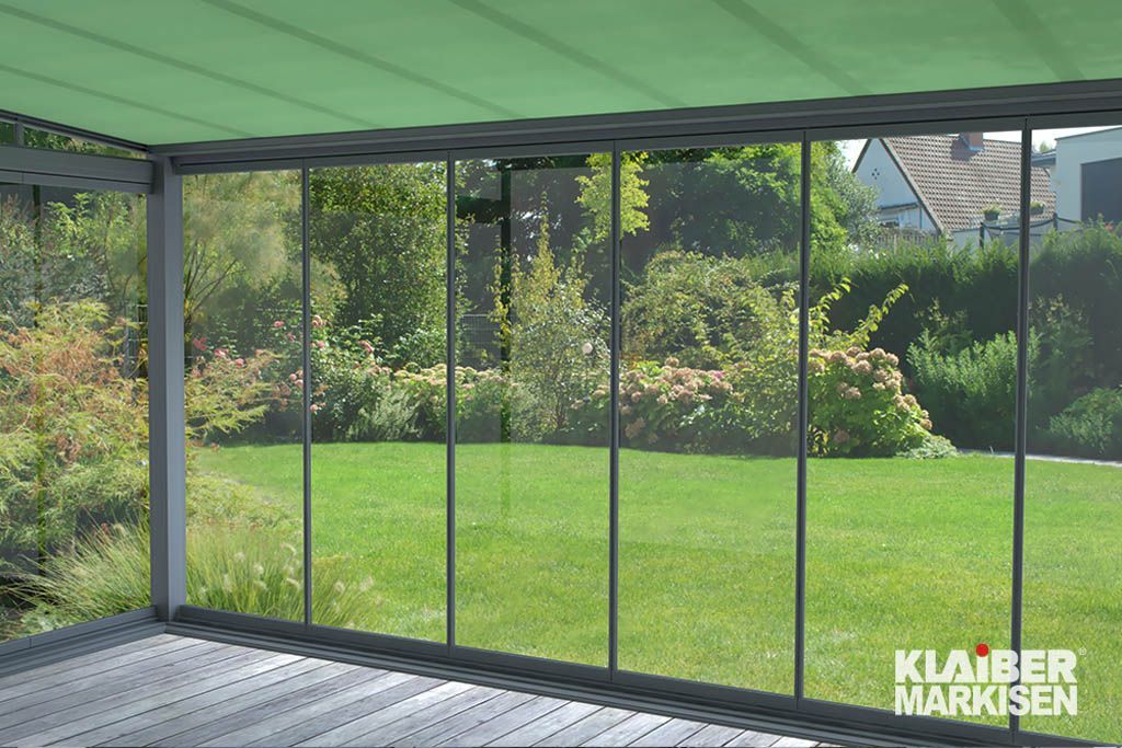 Ein Raum mit vielen Fenstern und einem grünen Dach