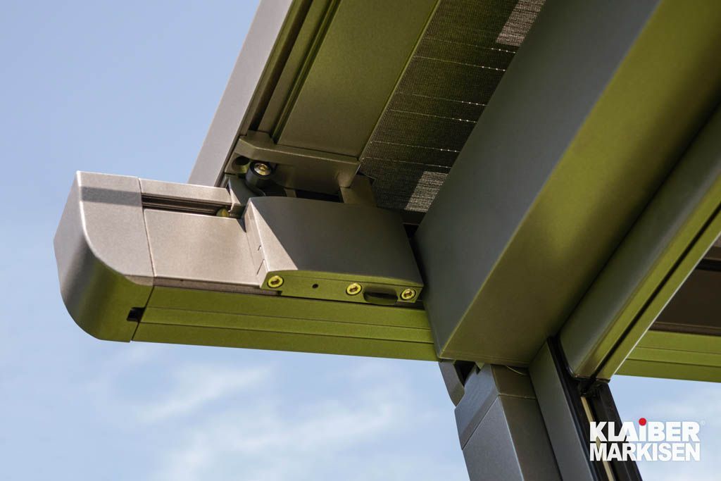 Eine Nahaufnahme einer Metallstruktur mit einem blauen Himmel im Hintergrund.