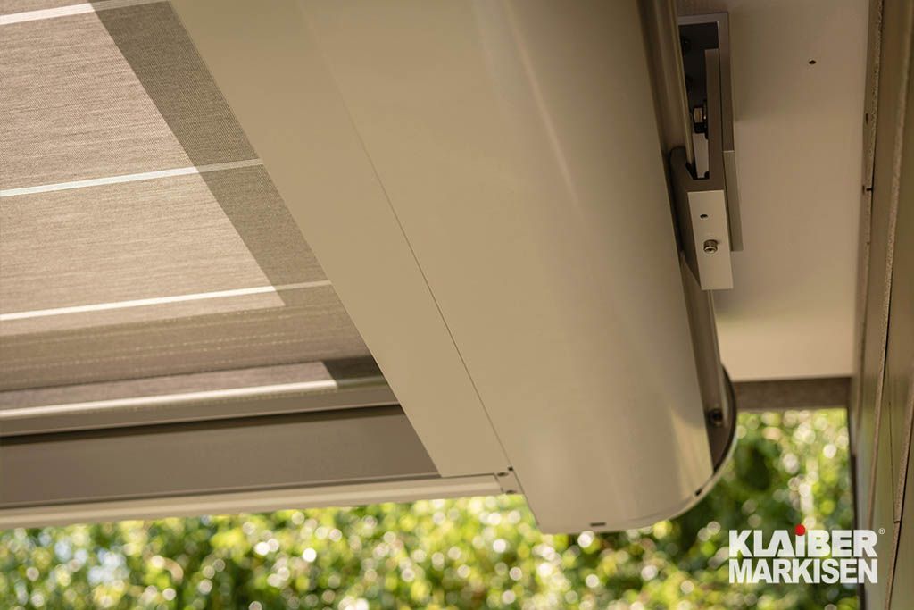 Eine weiße Markise hängt von der Decke eines Gebäudes.