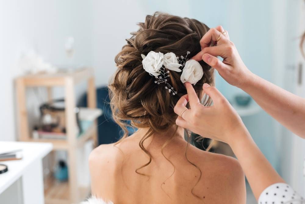 Foto einer Hochsteckfrisur für eine Hochzeit bei Siegfried  Coiffure & Kosmetik GmbH