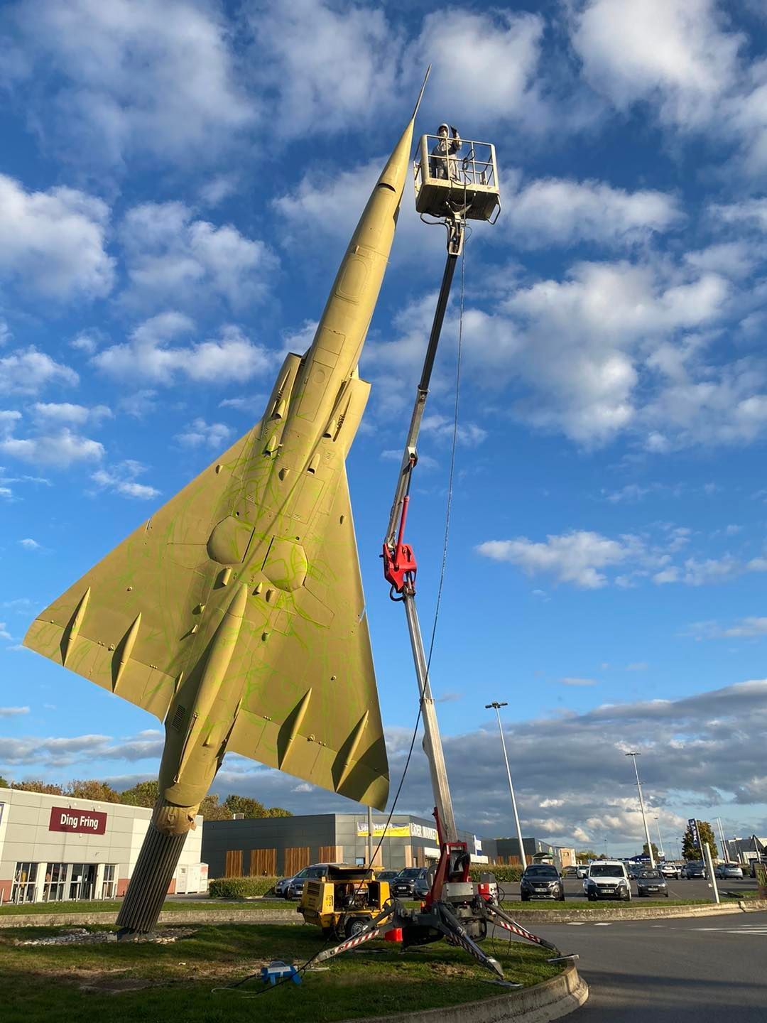 Mise en peinture d'un avion exposé en extérieur depuis une nacelle élévatrice
