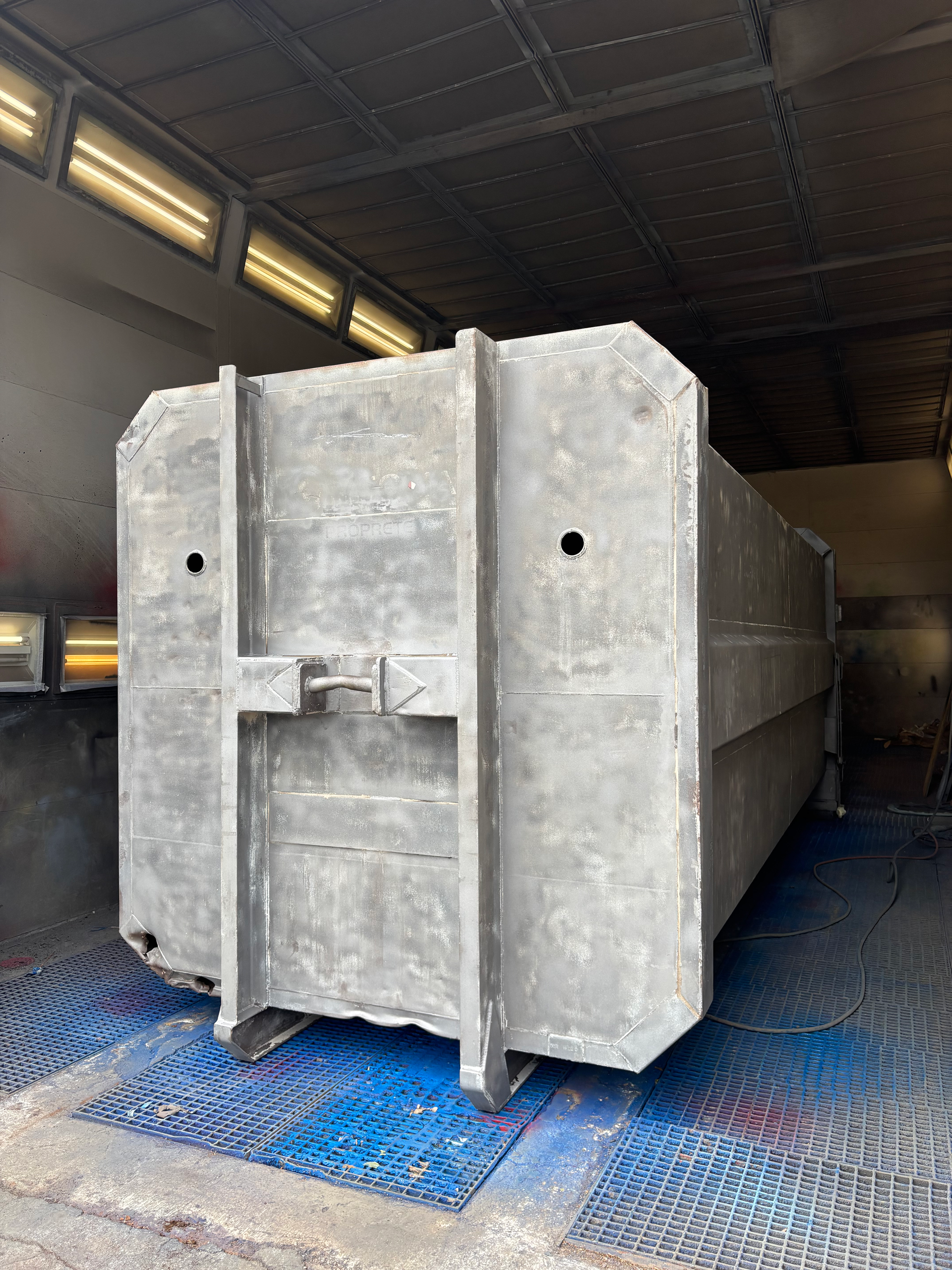 Avant : caisson métallique brut avant grenaillage et mise en peinture