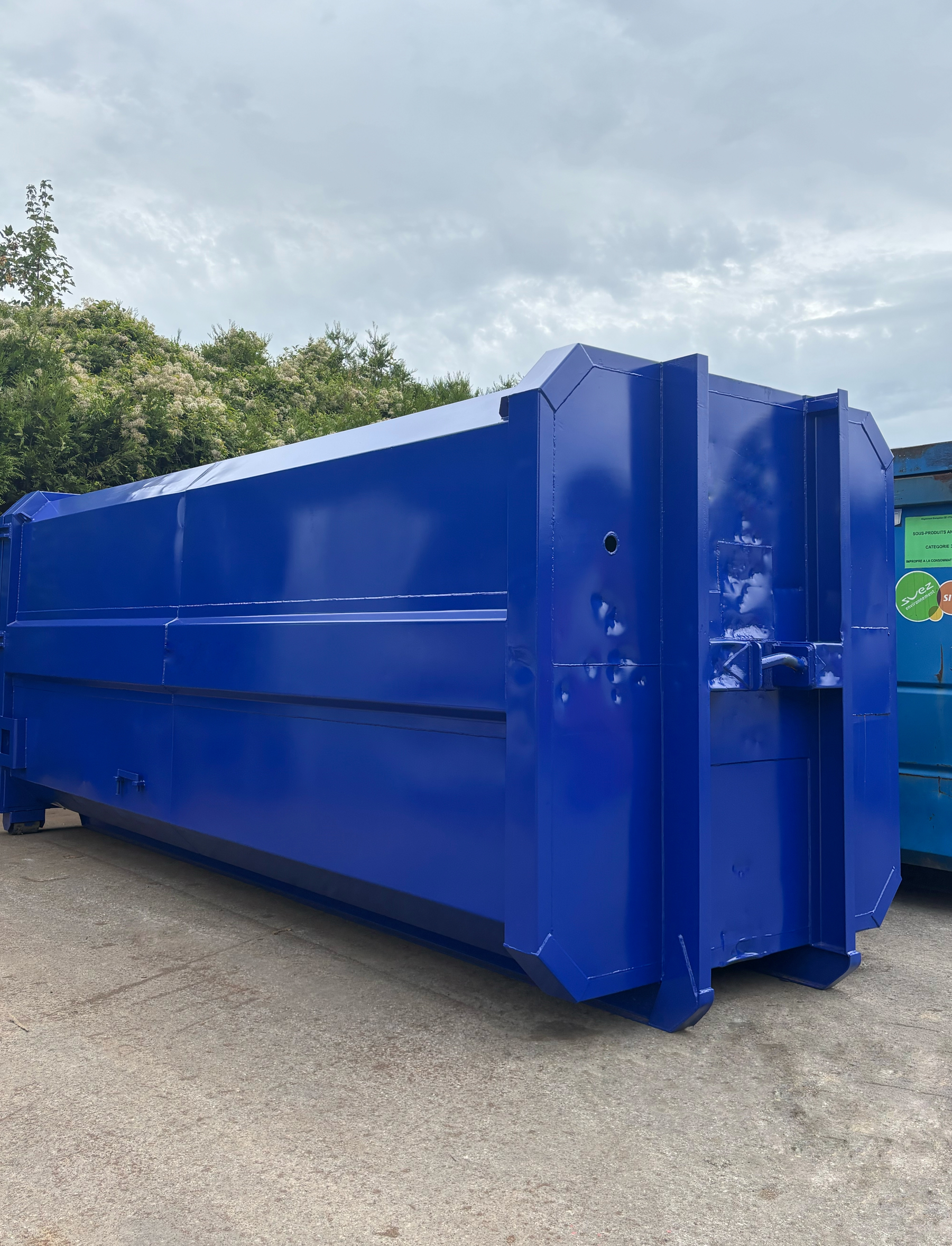 Après : caisson grenaillé et repeint en bleu par GAP Industrie