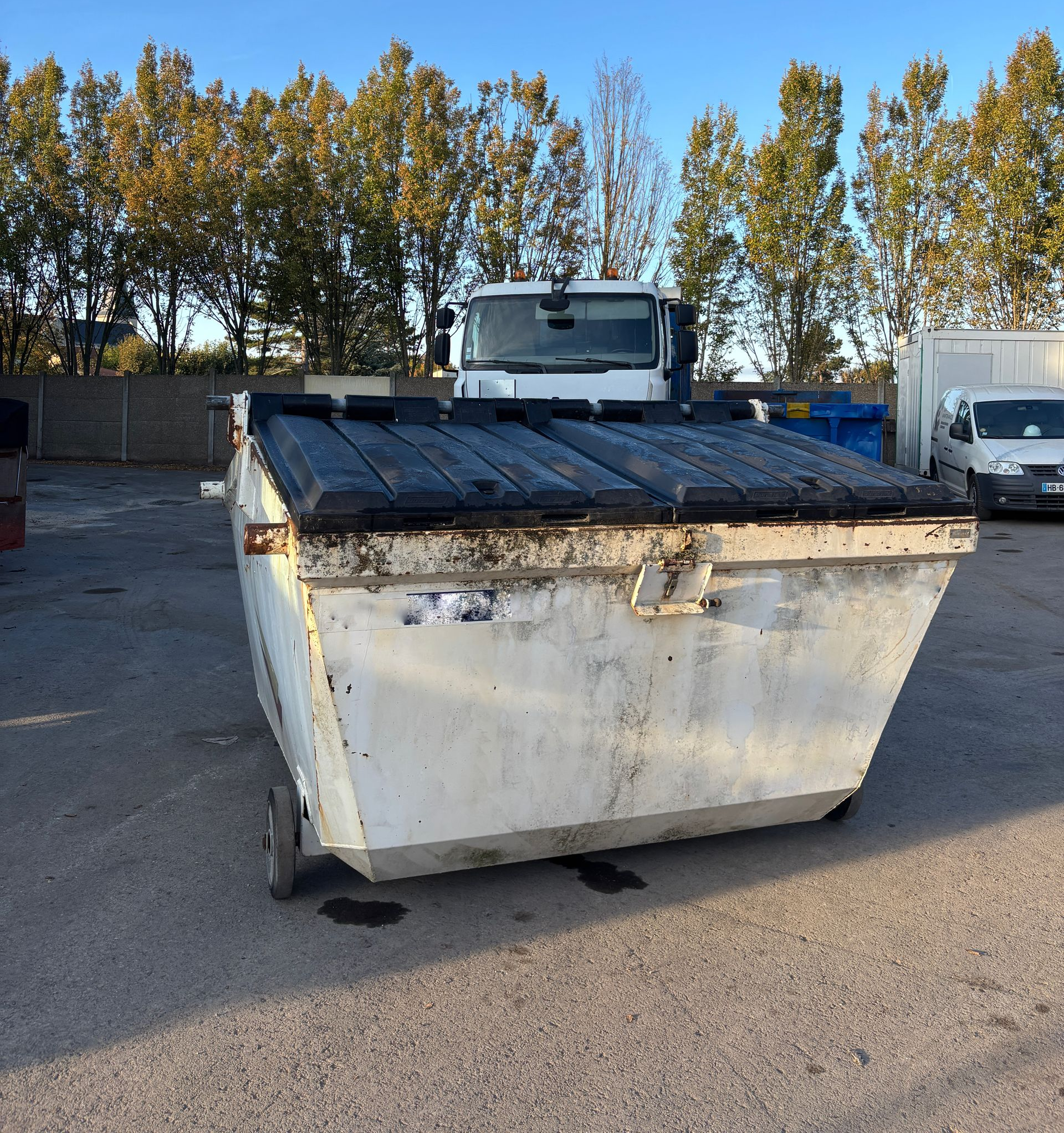 Avant : benne à déchets rouillée avant rénovation