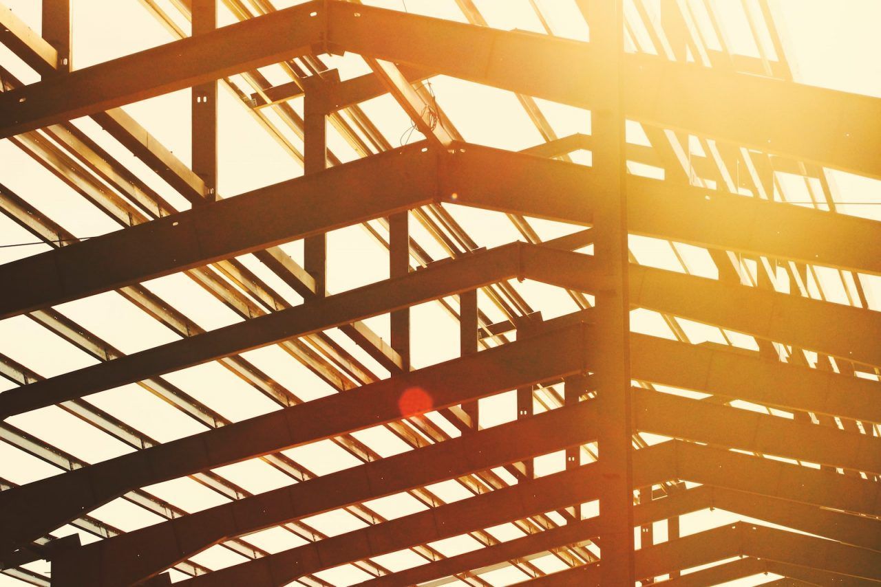Le soleil brille à travers le toit d'un bâtiment