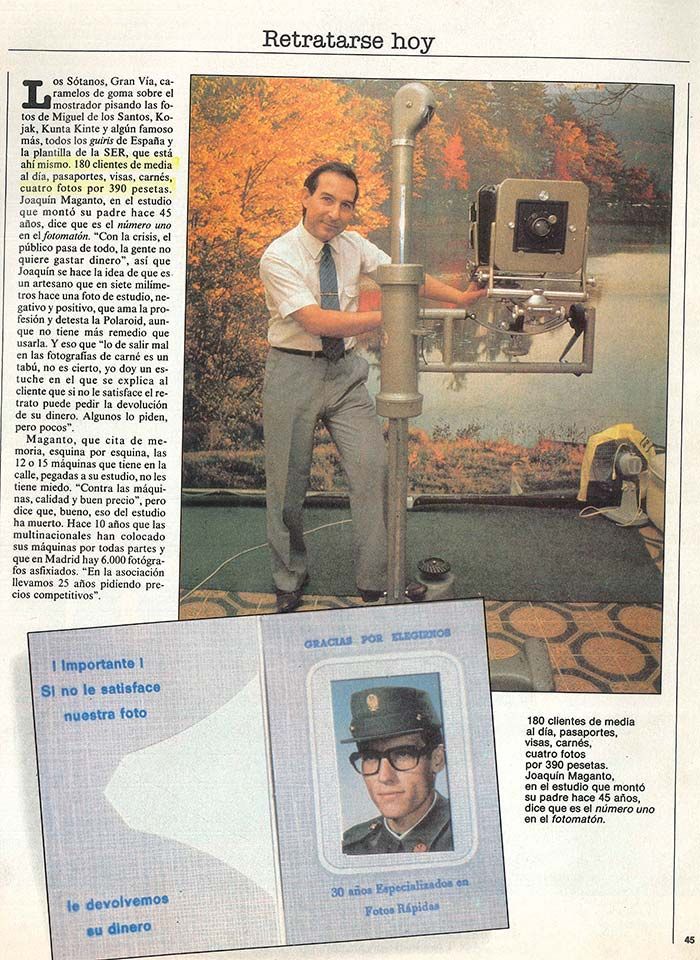 Hombre con cámara; escena de fotomatón; sostiene identificación.