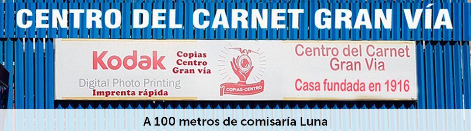 Cartel de Centro Del Carnet Gran Vía con el logo de Kodak e indicaciones para llegar a una comisaría de policía.