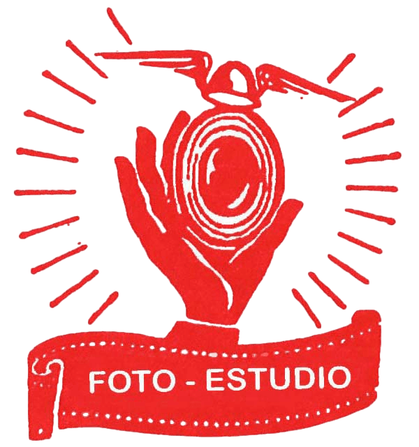 Logotipo rojo: mano que sostiene una c&aacute;mara estilizada con una tapa alada, irradiando luz, pancarta debajo que dice "FOTO-ESTUDIO".