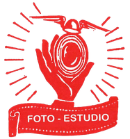 Logotipo rojo: mano que sostiene una c&aacute;mara estilizada con una tapa alada, irradiando luz, pancarta debajo que dice "FOTO-ESTUDIO".