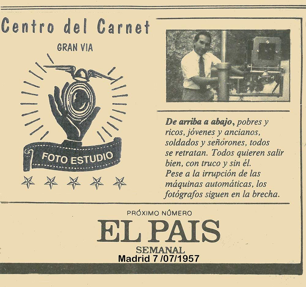 Anuncio de un estudio fotográfico. Presenta el logotipo del estudio y la fotografía de un hombre usando una cámara. Publicado en El País.