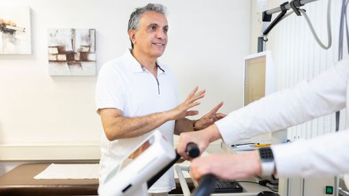 Facharztpraxis Farbostan Zamanian - Ärztin behandelt Bein einer Patientin