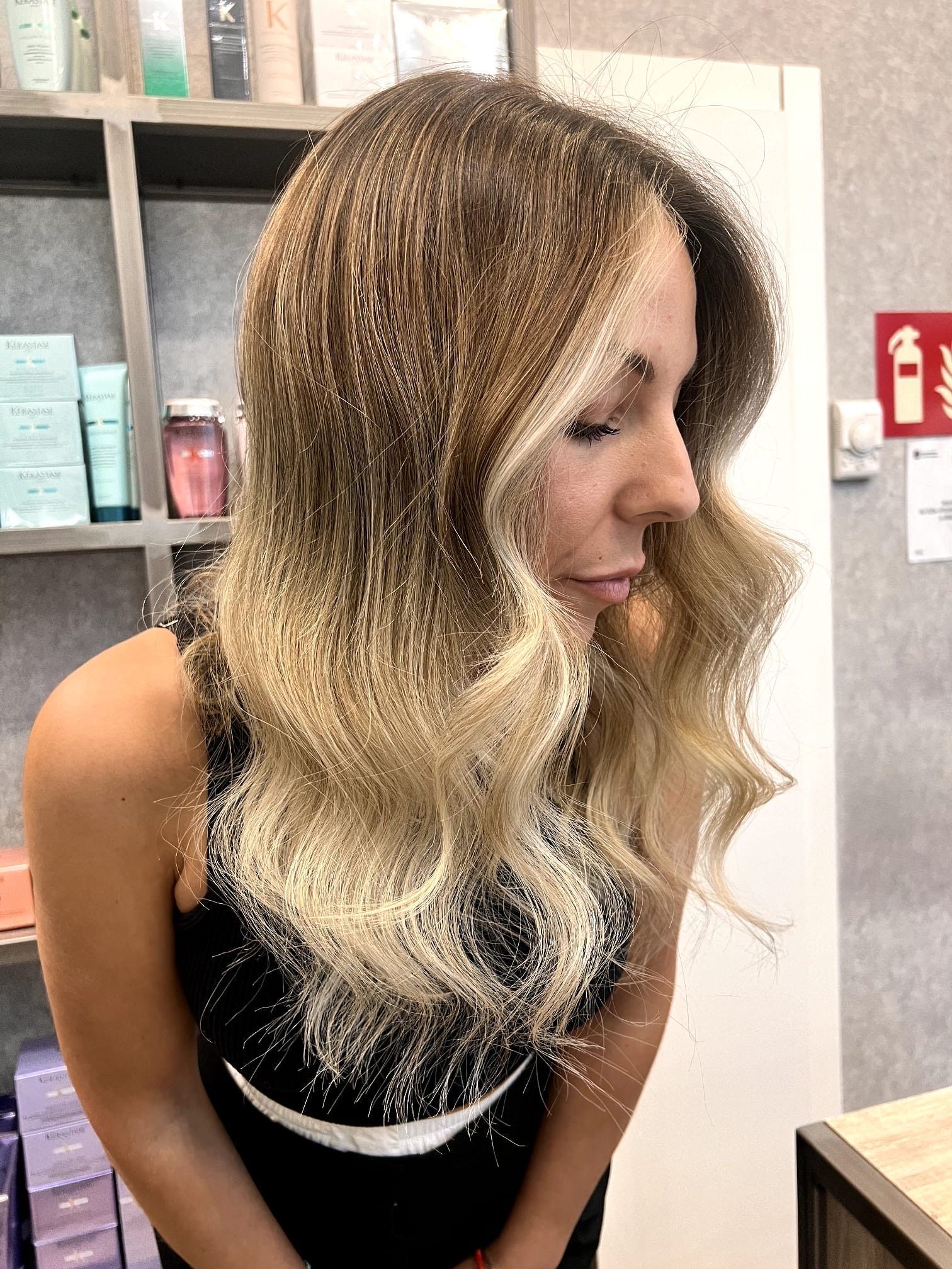 Una foto de antes y después del cabello de una mujer.