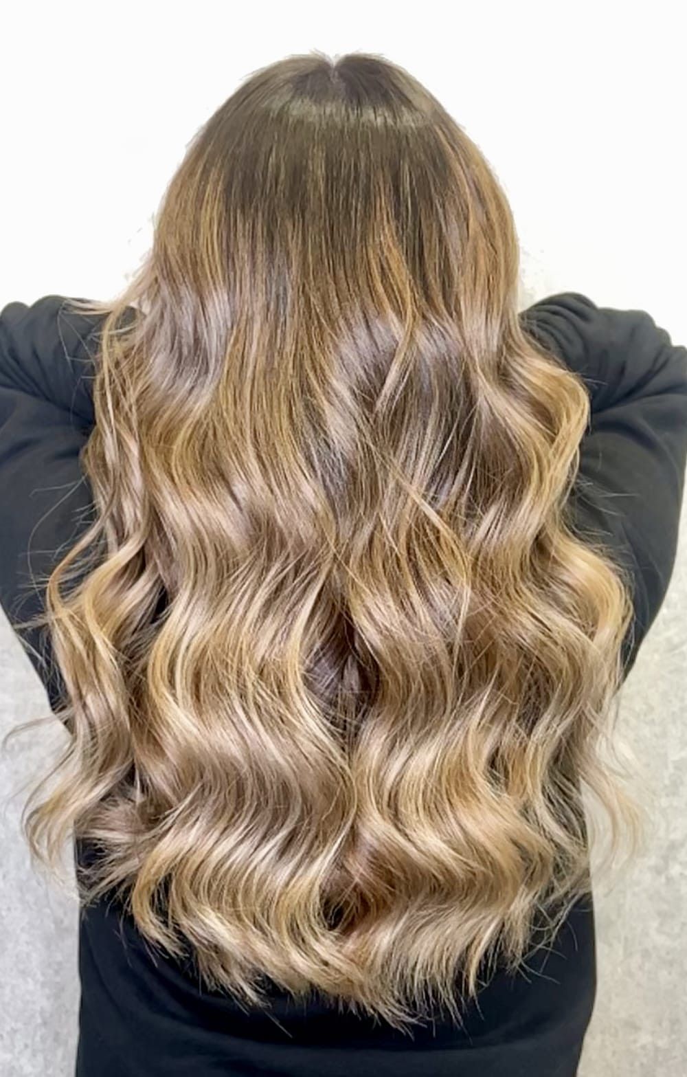 Una foto de antes y después del cabello de una mujer.