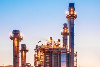 Tehtaan savupiippuja