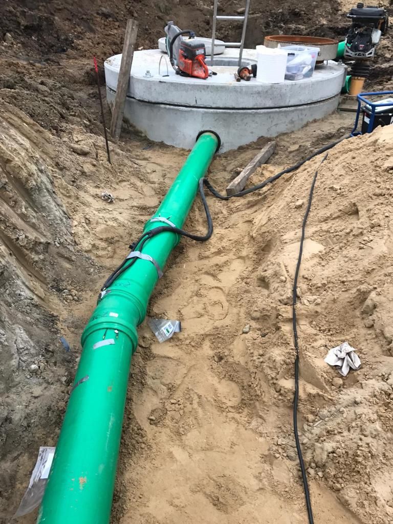 Rohre werden in Sand verlegt