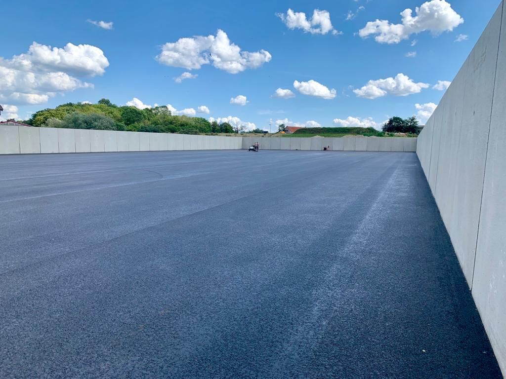 Großer Platz umgeben von Betonmauern