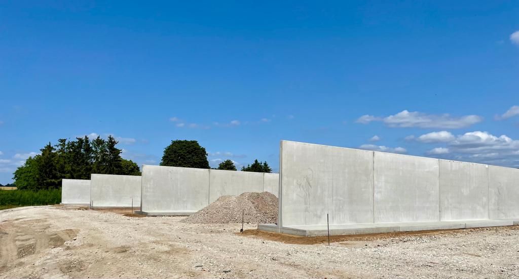 Betonmauern auf Sand