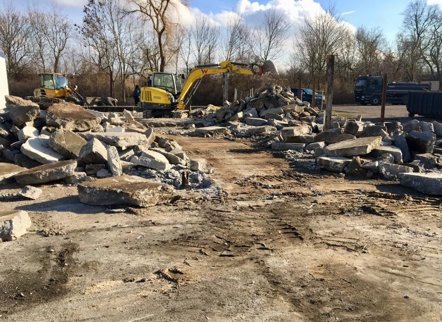 Bagger auf einem Platz