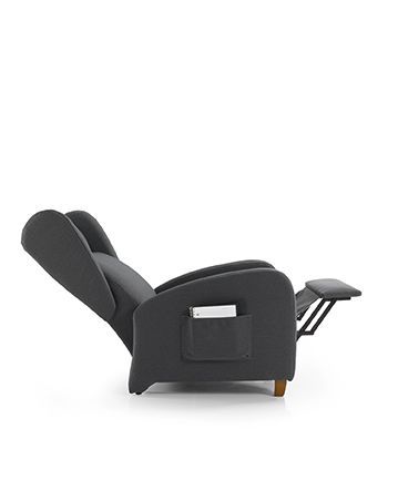 Un sillón reclinable de color gris carbón con un bolsillo lateral, mostrado de perfil en posición parcialmente reclinada.