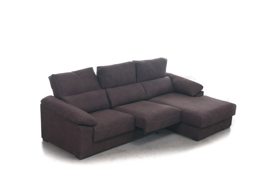 Un sofá modular gris oscuro con chaise longue y reposapiés parcialmente extendido, aislado sobre un fondo blanco.