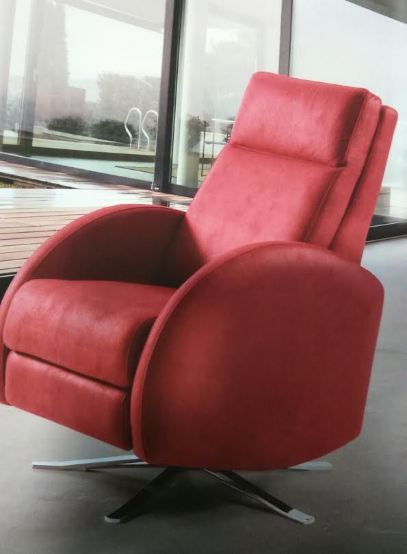 En una habitación luminosa con grandes ventanales, un sillón giratorio tapizado en color rojo, con una moderna base metálica, se encuentra.