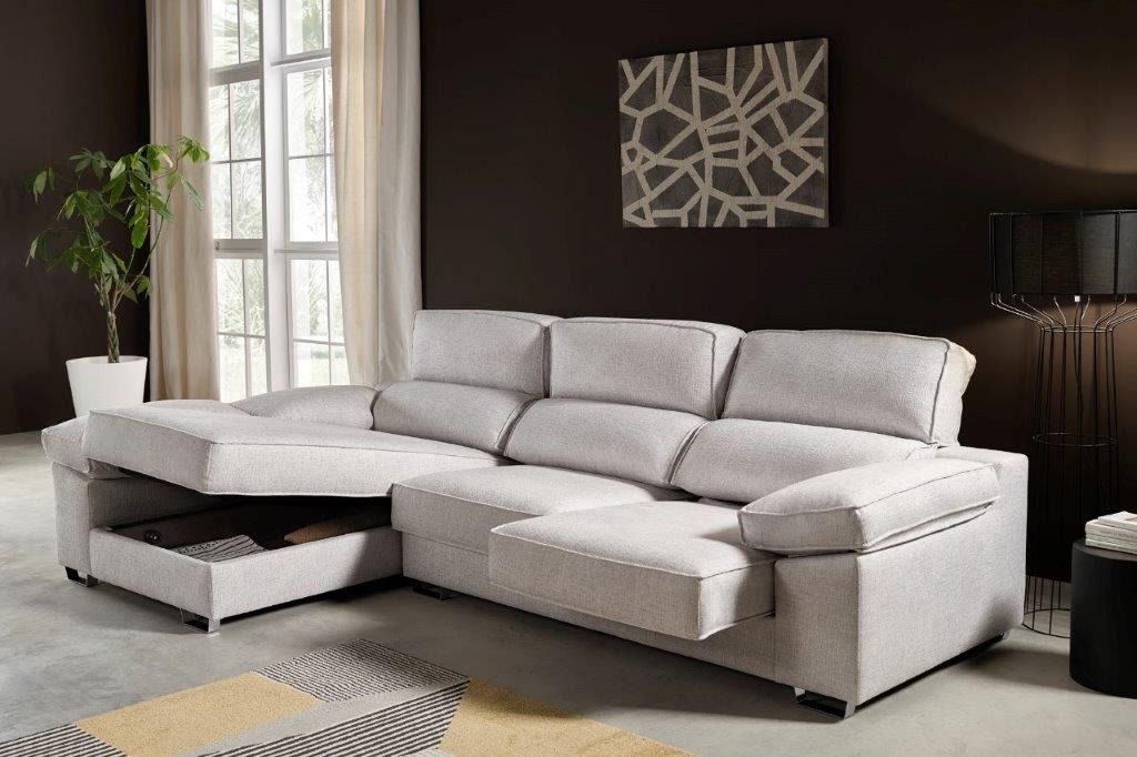 Un sofá seccional moderno de color gris claro con un compartimento de almacenamiento tipo chaise longue abierto, ubicado en una sala de estar contemporánea.