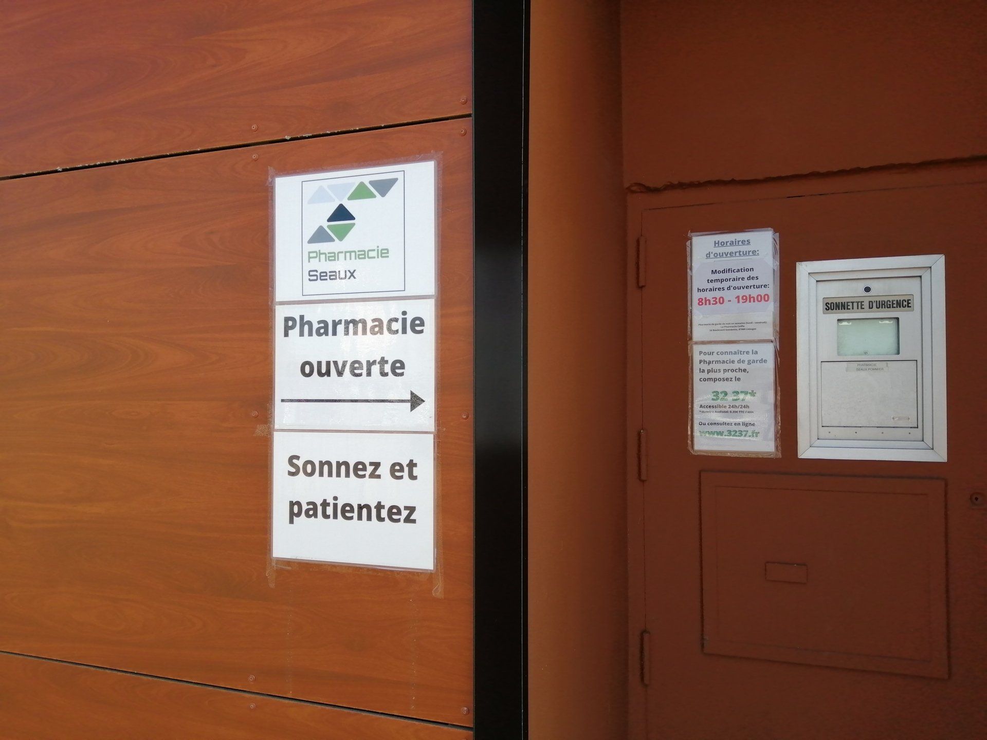 Sonnette livraison et urgences dehors parking