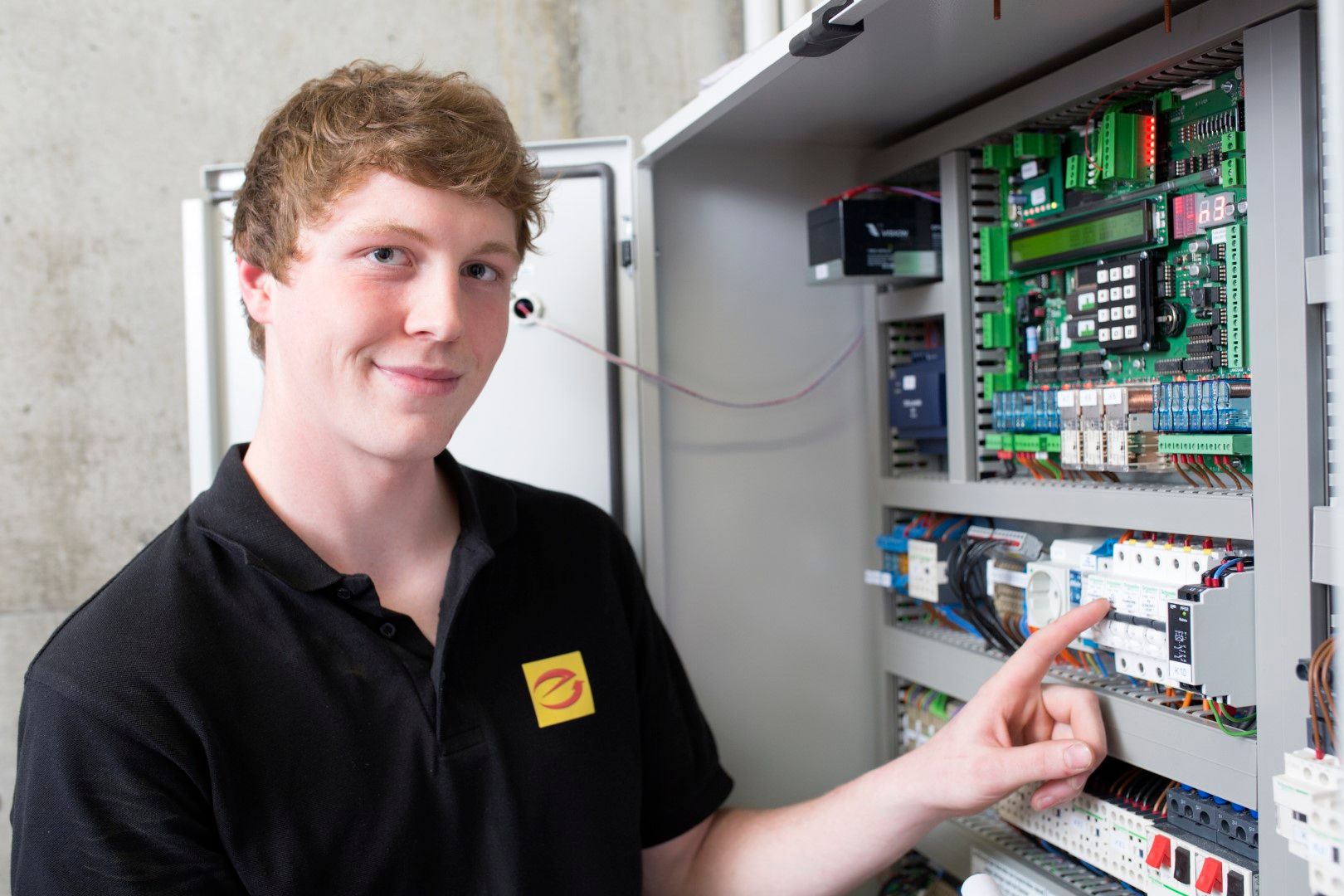 Junger Elektroniker