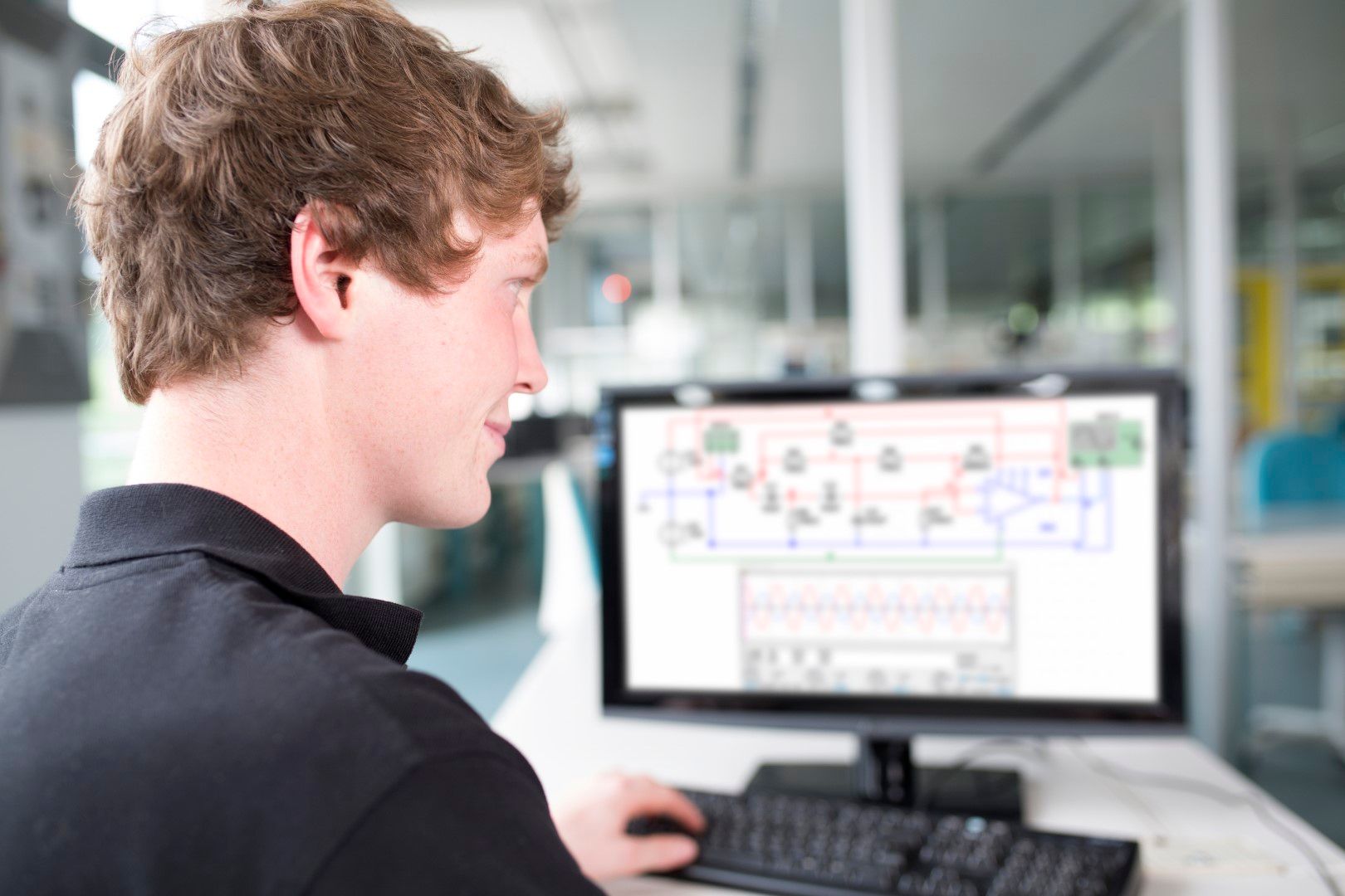 Junger Elektroniker