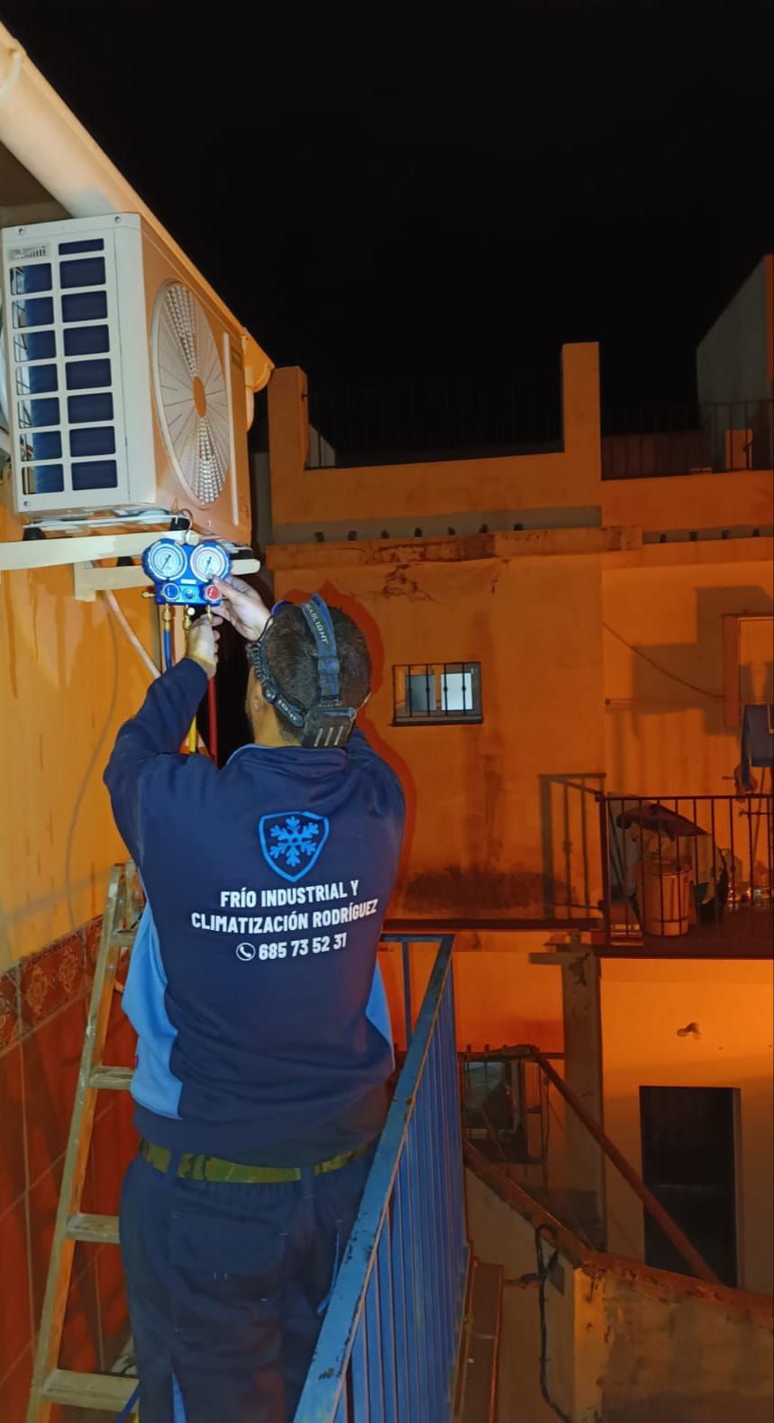 Un hombre con una camisa negra está de pie en el techo.