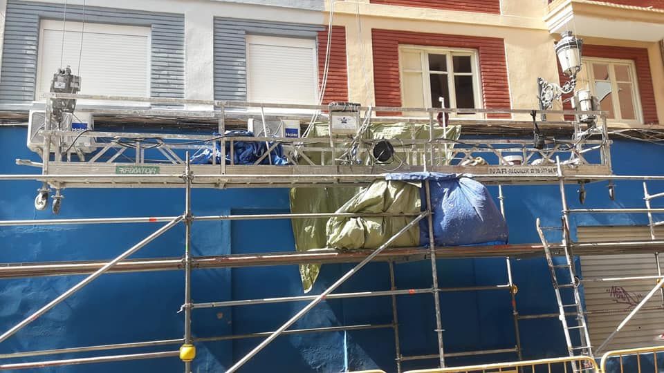 Se está utilizando un sistema de andamios para pintar un edificio.