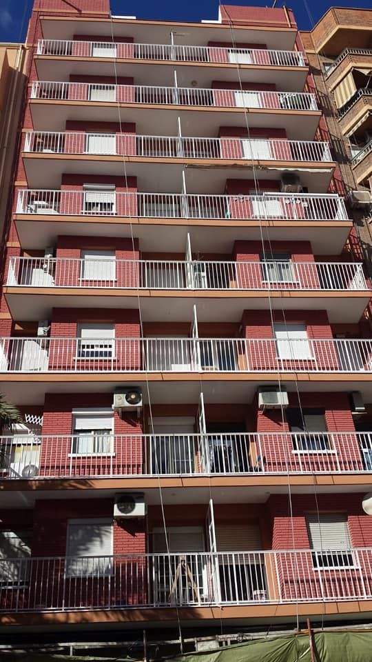 Un gran edificio de apartamentos con muchos balcones.