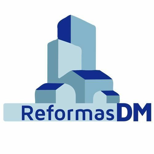 El logotipo de reformas dm es un edificio azul con un techo azul.