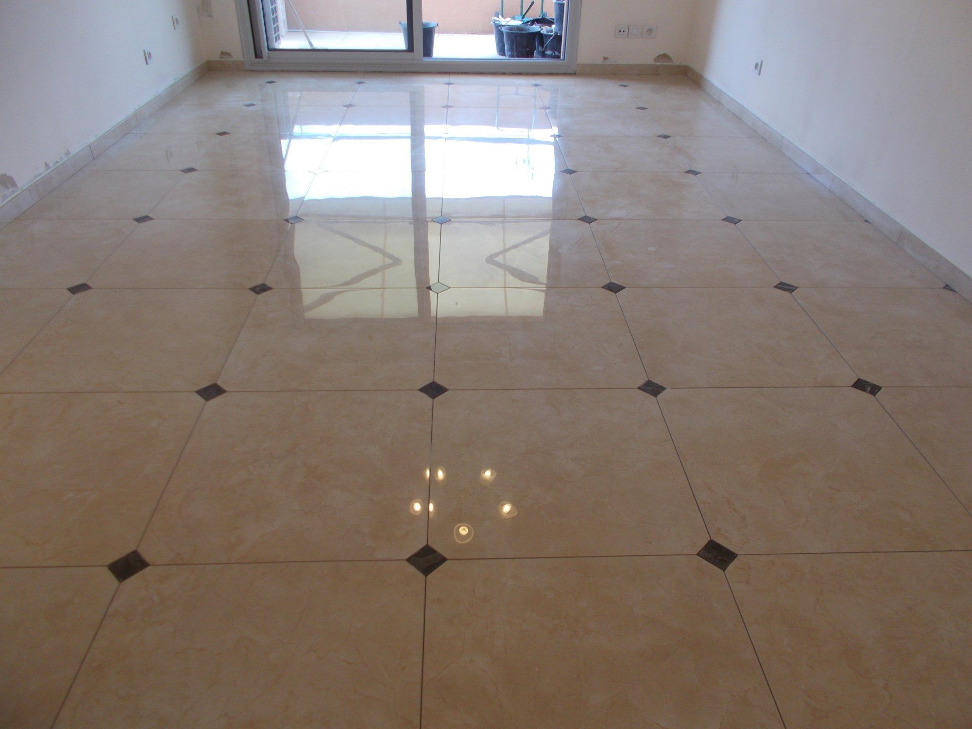 Carrelage 60 x 60 brillant et des cabochons en diagonal