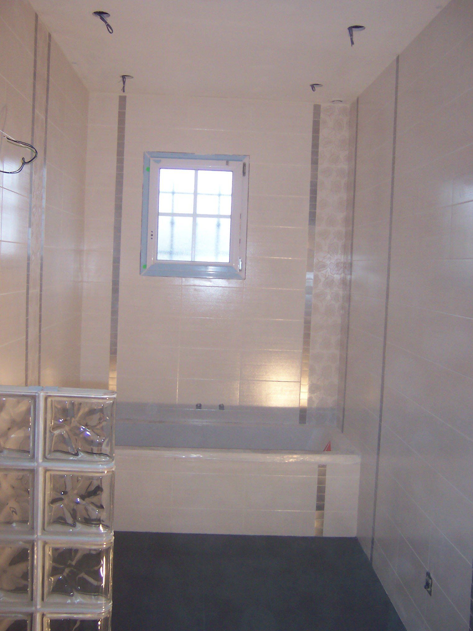 Carrelage décoratif et frise en aluminium