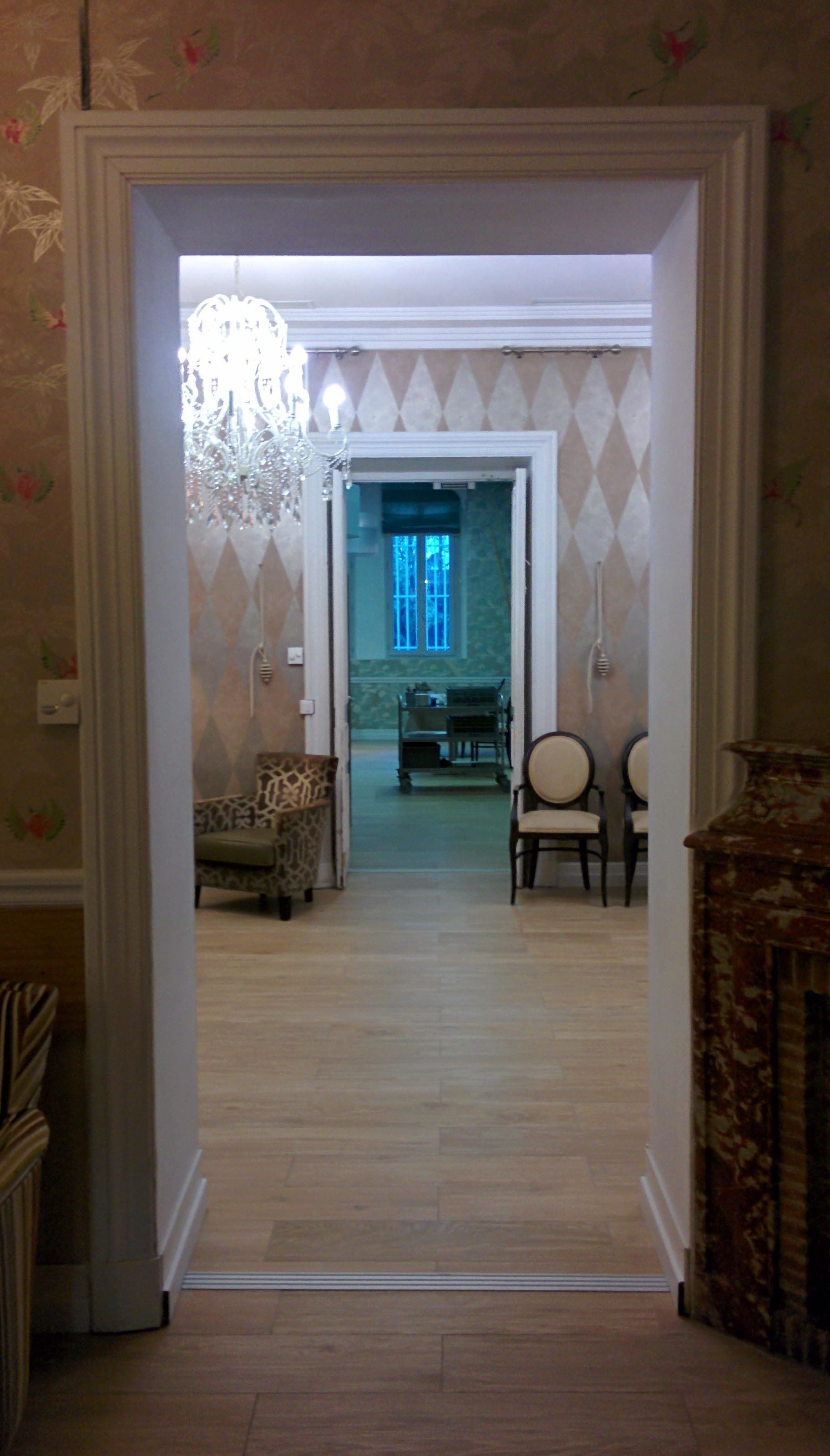 Pièces de carrelage imitation parquet avec seuil de dilatation