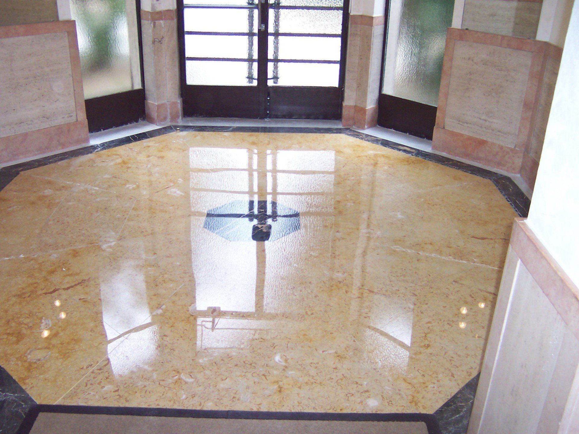 Hall d'entrée en marbre avec ponçage