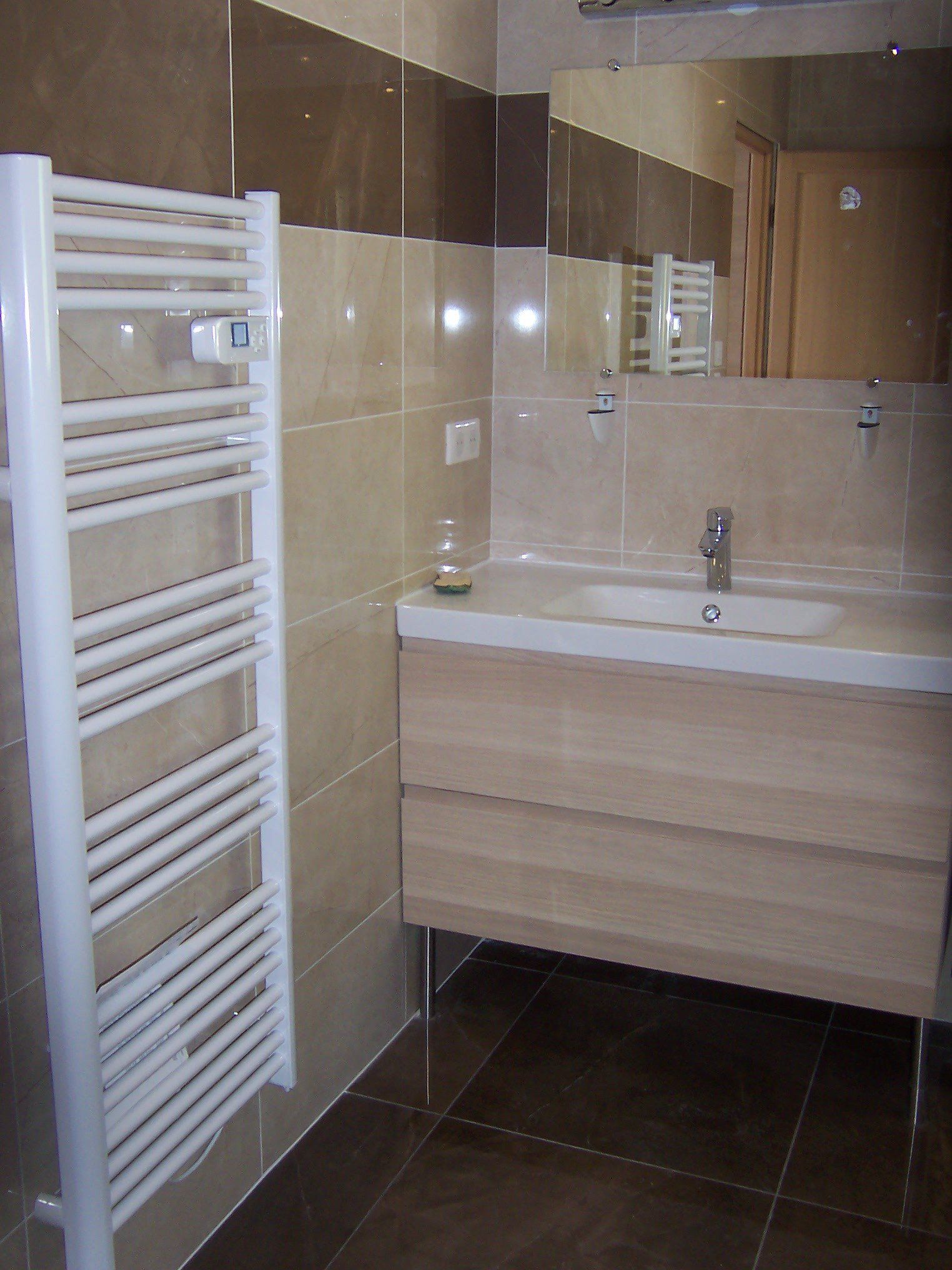 Meuble de salle de bains et son carrelage 30 x 60