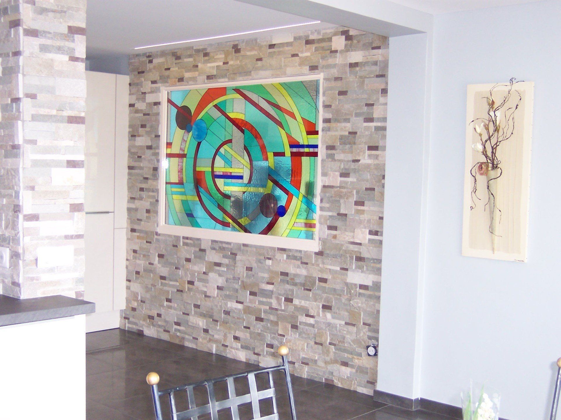 Pierre de parement avec son vitrail décoratif