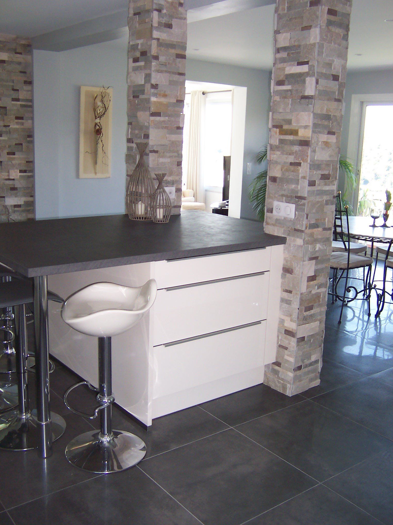 Salle à manger cuisine avec sa pierre de parement sur les poteaux